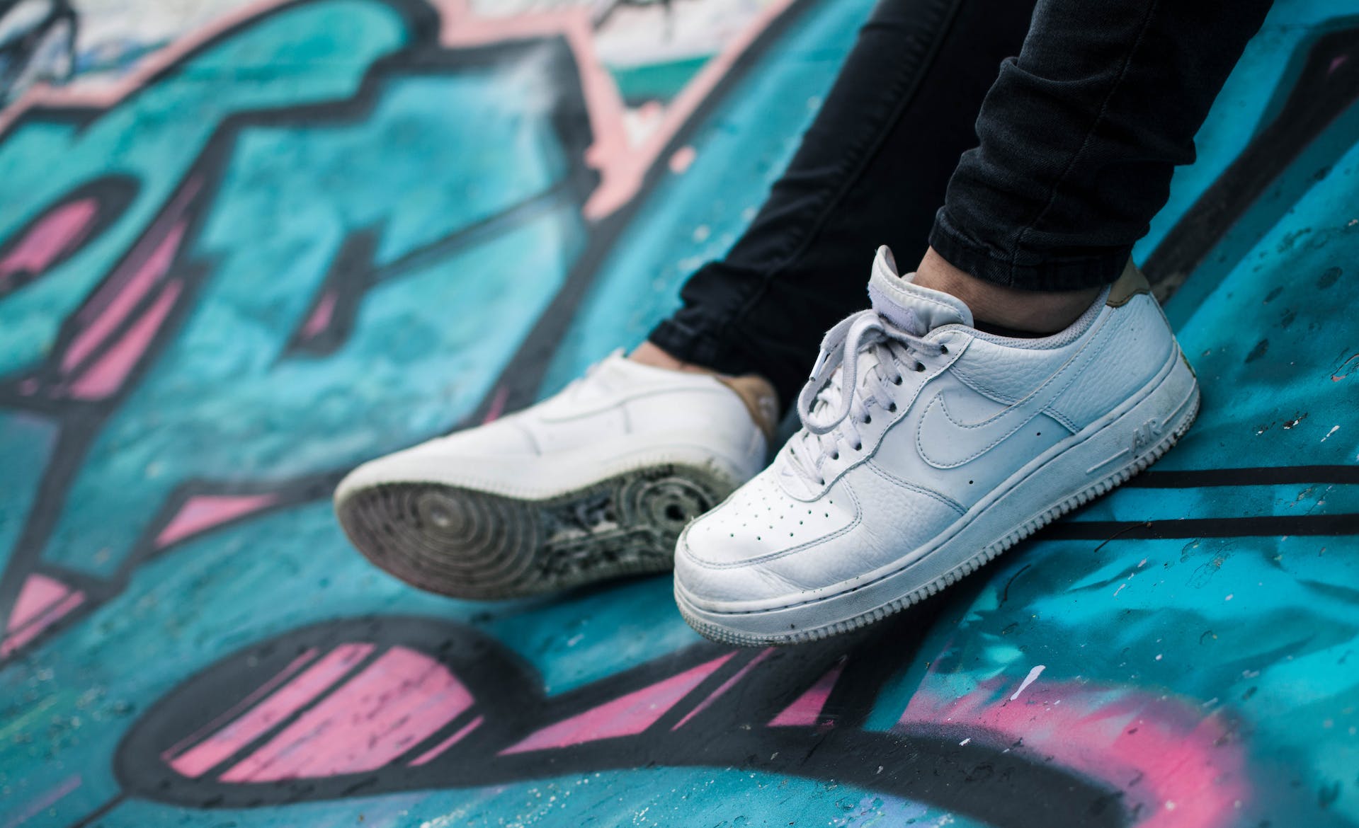 Kiezen tussen witte of donkere sneakers voor in de winter